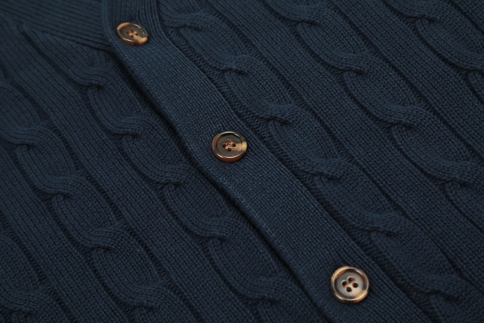 🅿️270 "Top quality" Style number: DS013# [Ralph Lauren V-neck solid color pony embroidered logo twist knitted cardigan] ✅Ralph Lauren classic basic versatile all-season couple knitted cardigan jacket ✅Main supplier platform live broadcast Wholesale entity Replacement if out of stock No removal from shelves ✅ZP quality 1:1 version Scan the code to enter the GF website Counter quality ✅Detailed quality The only one in Guangzhou Imported quality cotton yarn Focusing on high-end, cost-effective, good quality, needless to say. ✅The version is restored to the original. The maximum size can be worn up to 200 pounds. Loose, comfortable and stress-free. ✅The upper body is simple and easy to match. A must-have for ootd. Good-looking clothes are never picky. A must-have for couples with the same style. Size: S-XL. Color: black, navy, off-white, gray, light blue, khaki.